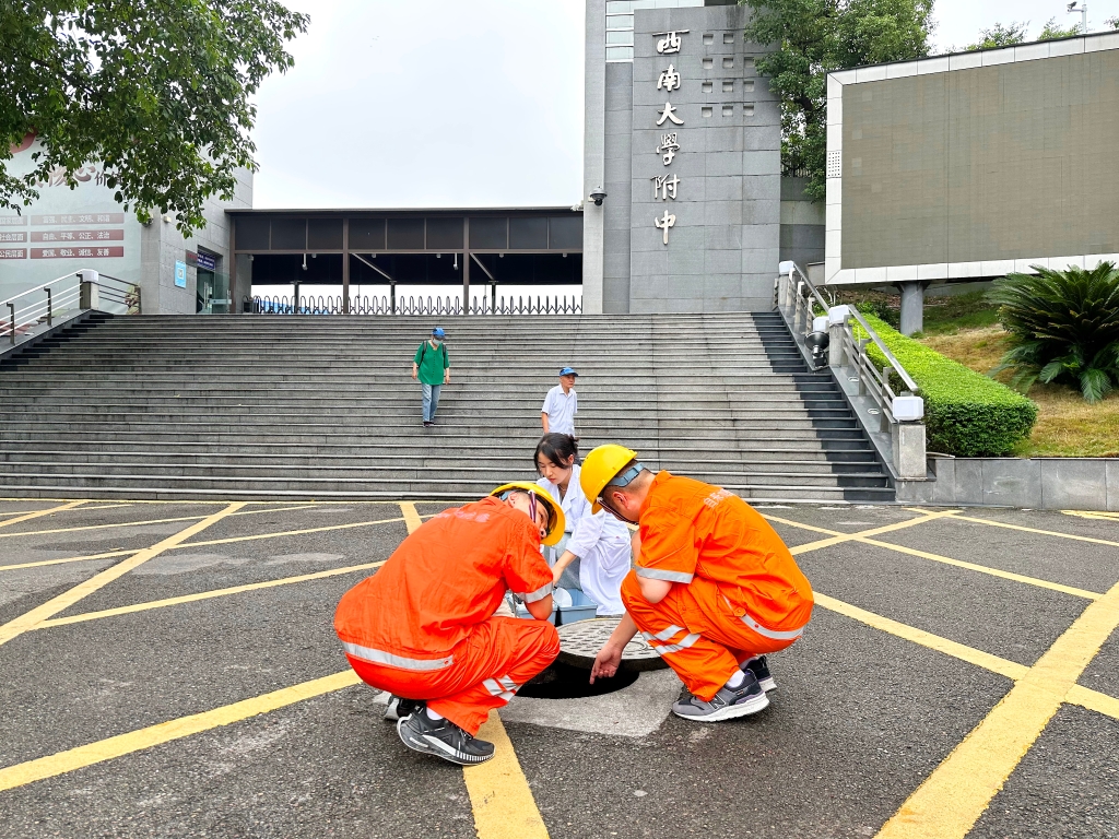 市自来水公司工作人员正在检查西南大学附属中学周边管道设施运行及供水压力、水质情况。重庆水务集团供图