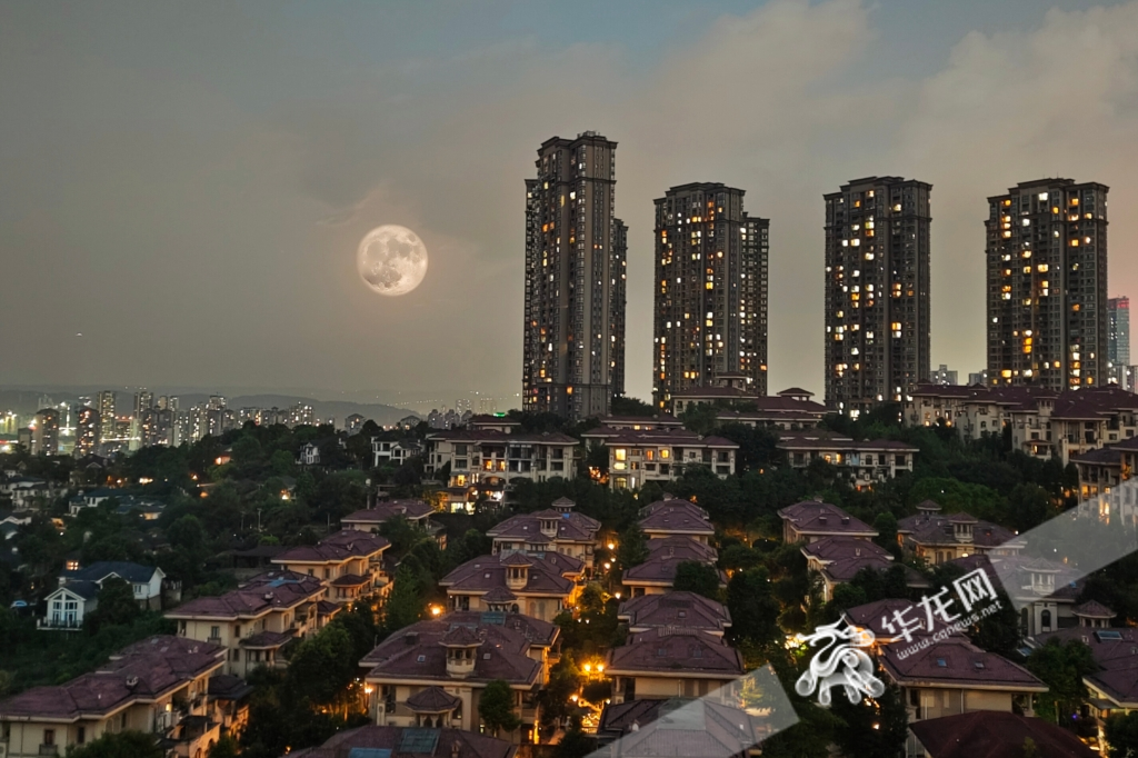 The largest full moon of 2023 is seen in Liangjiang New Area, Chongqing. (Double exposure technique)