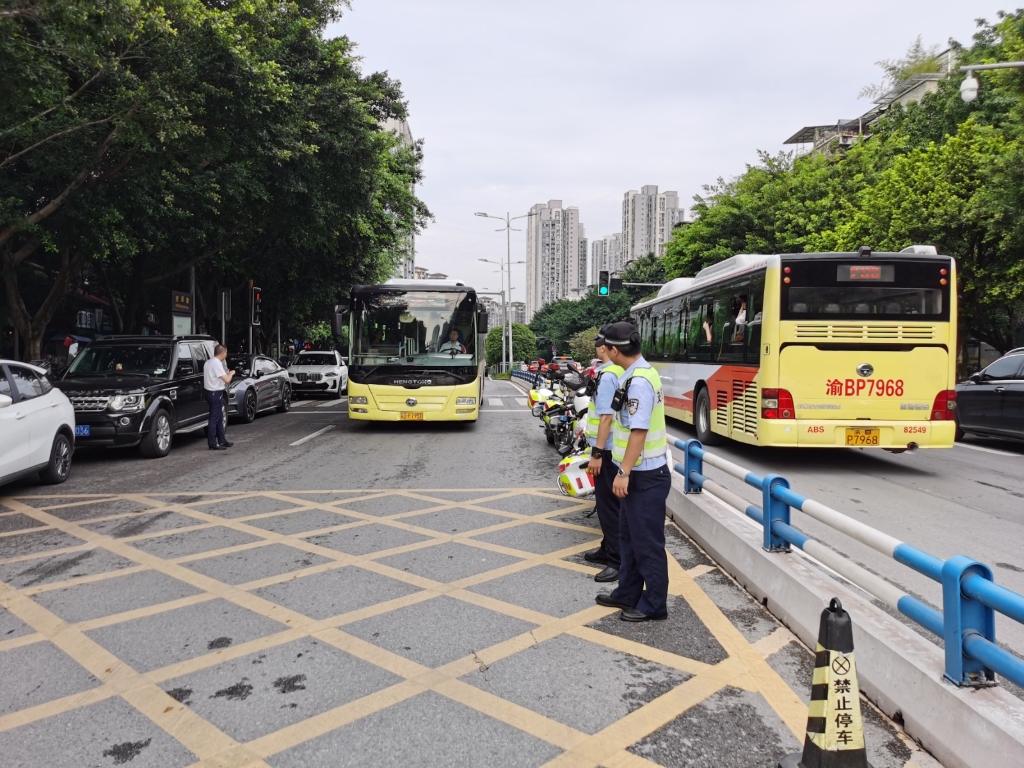 交巡警在校门口指挥交通。江北警方供图