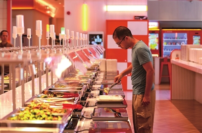 中国西部预制菜之都智慧餐厅，市民通过扫码选餐，智能系统自动计量结算。 记者 熊 伟 摄