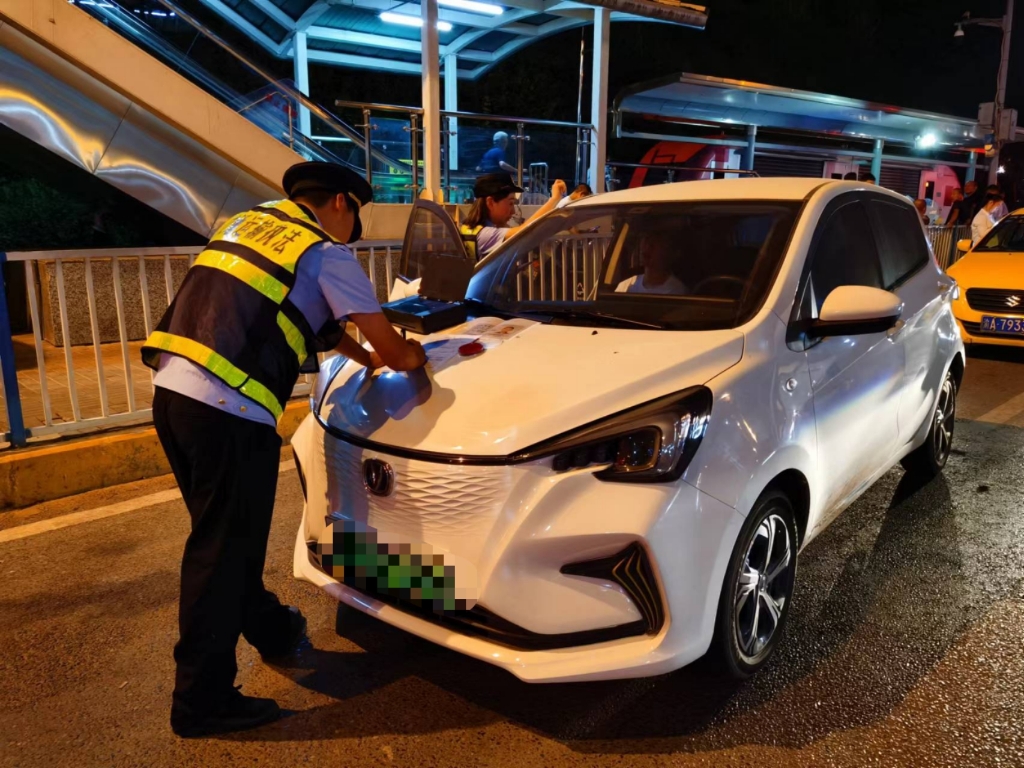 该车涉嫌非法营运被查。重庆交通执法部门供图