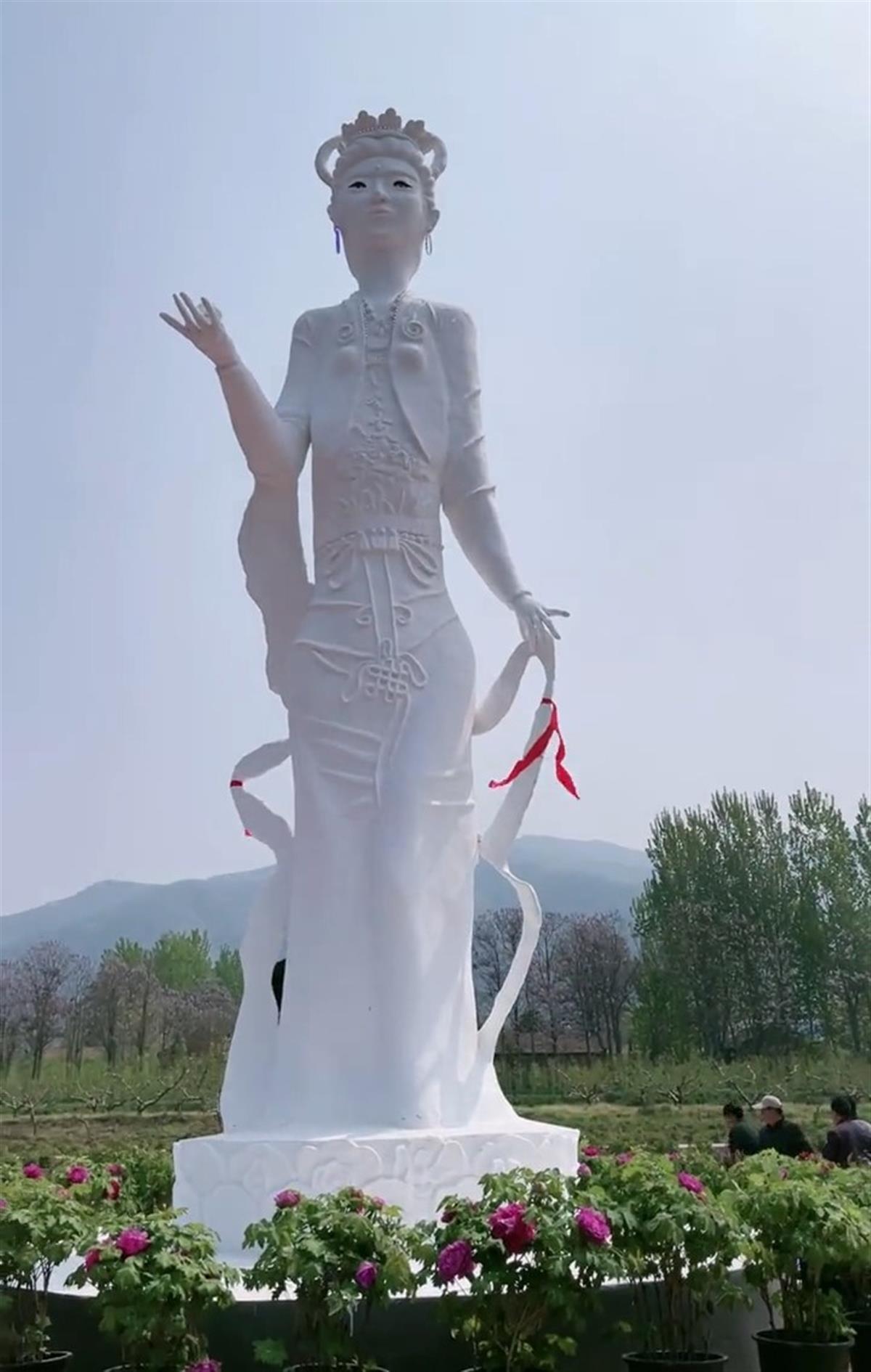 河南一村办景区雕塑被指外形怪异,当地:系村里两名塑神像的手艺人仿建,正研究整修计划1