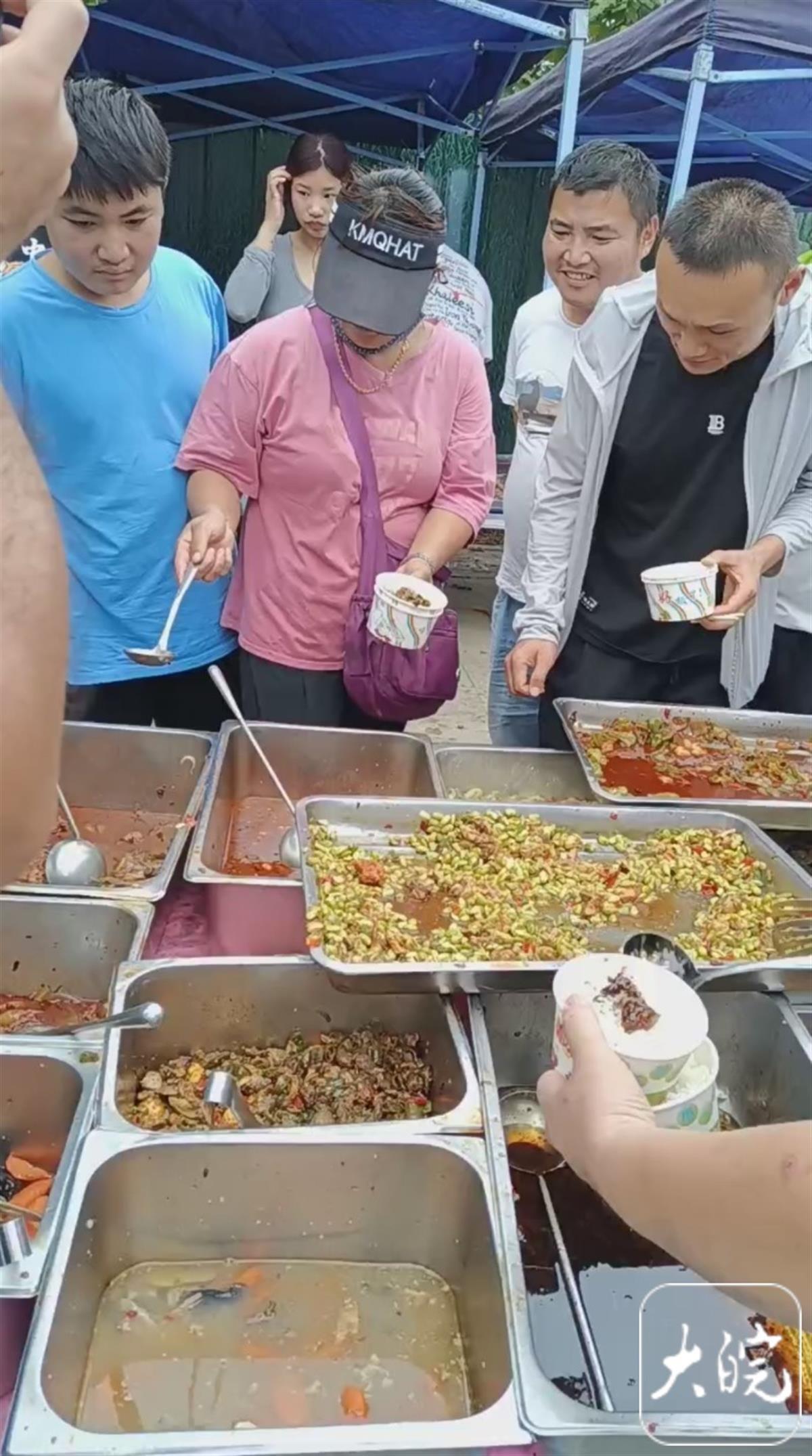 十元盒饭姐含泪称不想再坚持：有人带碗带盆直接把菜端走却没付钱3