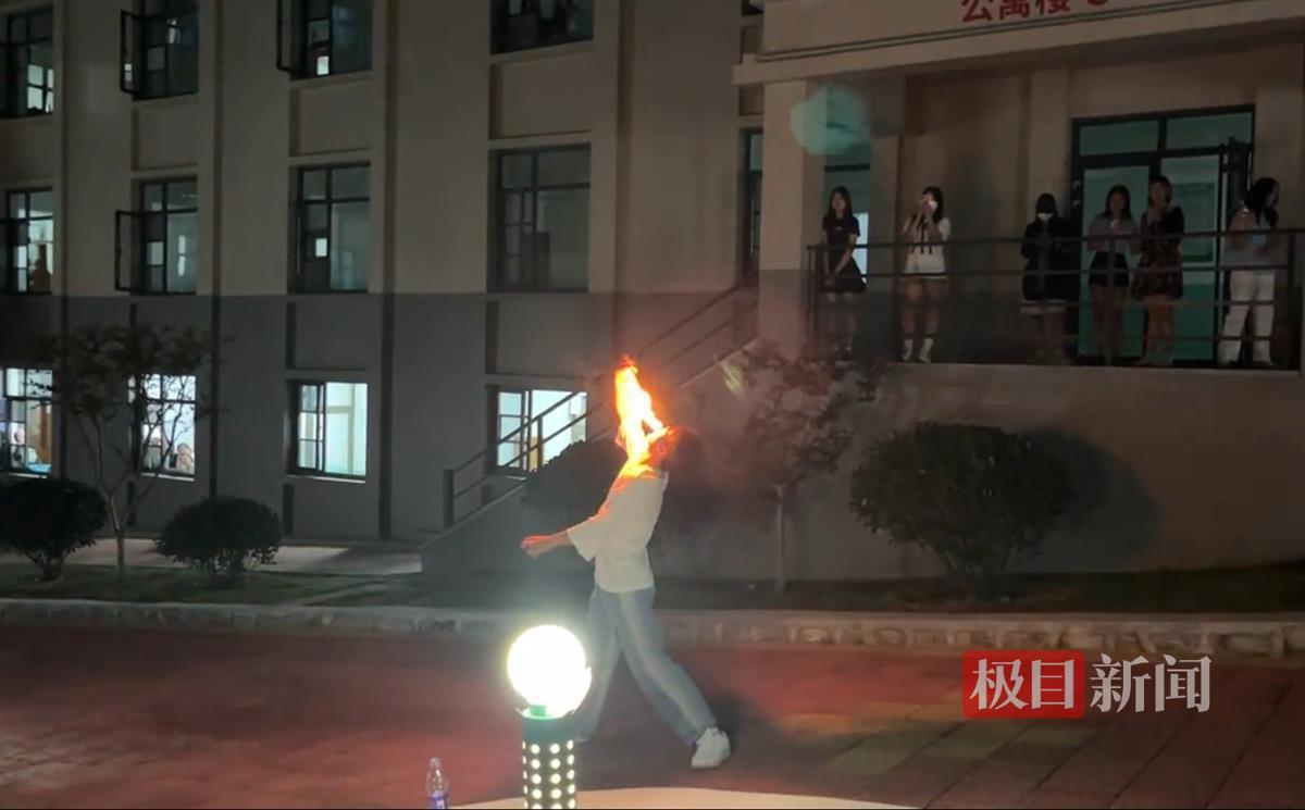 男生校内表演川剧变脸喷火走红：练了十来年 商演报酬500到800元1