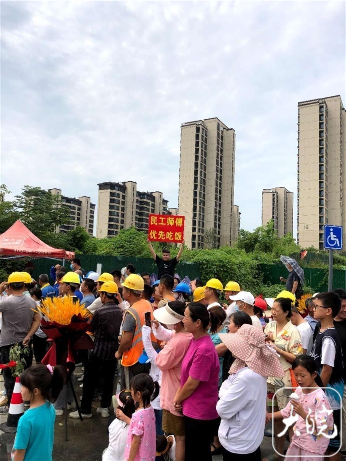 十元盒饭姐含泪称不想再坚持：有人带碗带盆直接把菜端走却没付钱4