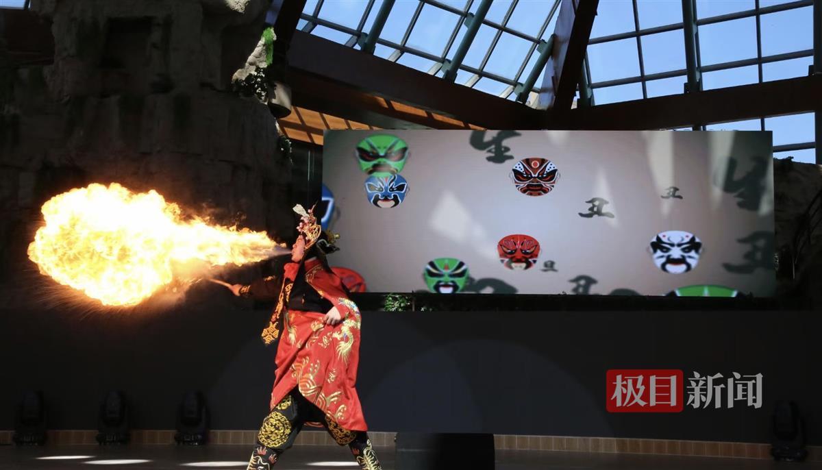 男生校内表演川剧变脸喷火走红：练了十来年 商演报酬500到800元2