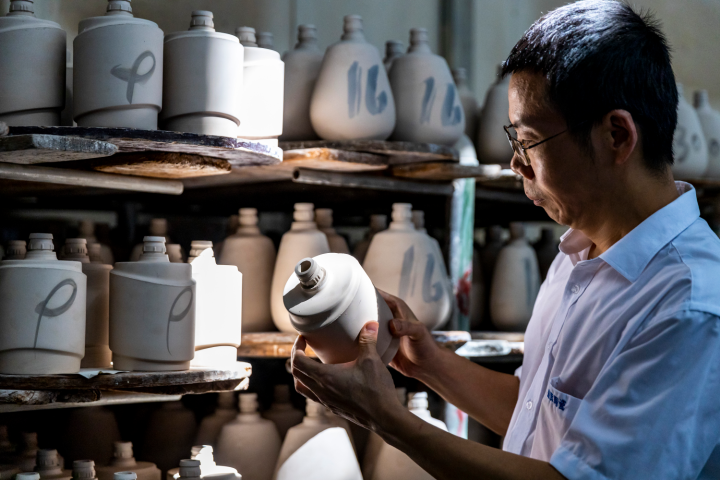 锦晖陶瓷工作人员把关瓷器产品质量。记者  刘纪湄  摄