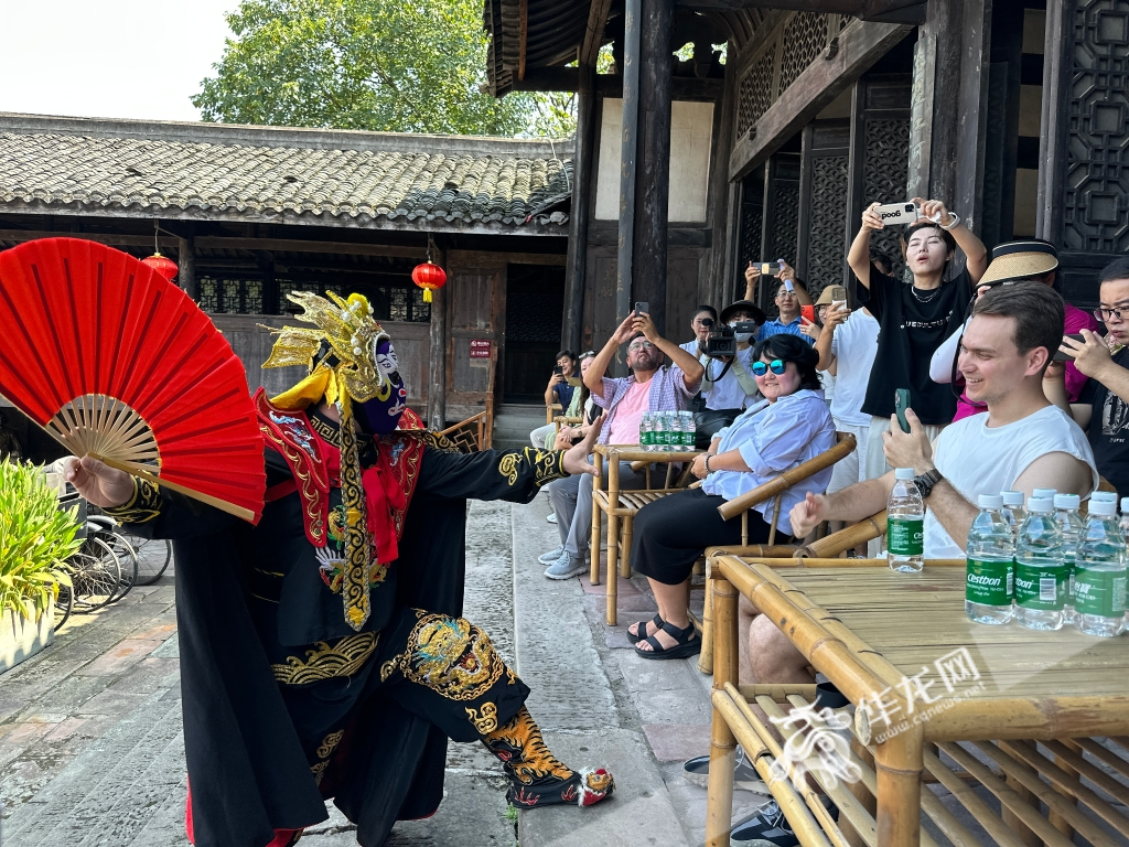 The delegation watching Sichuan opera performance in Wanling Ancient Town, Rongchang District