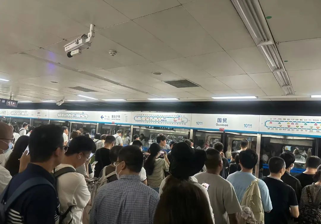 北京地铁10号线一列车突发故障2