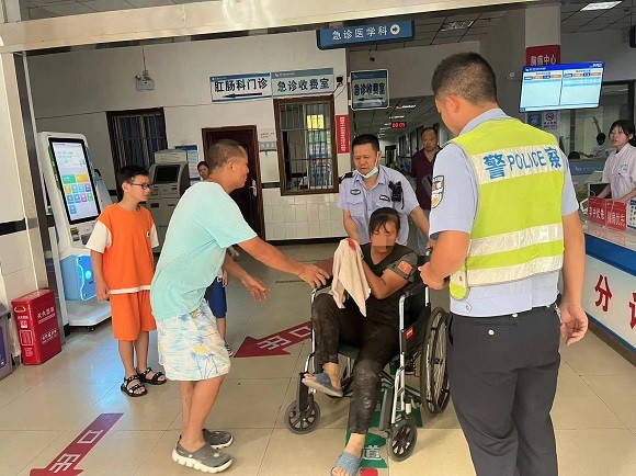 受伤群众被垫江民警紧急送医。垫江县公安局供图 华龙网发