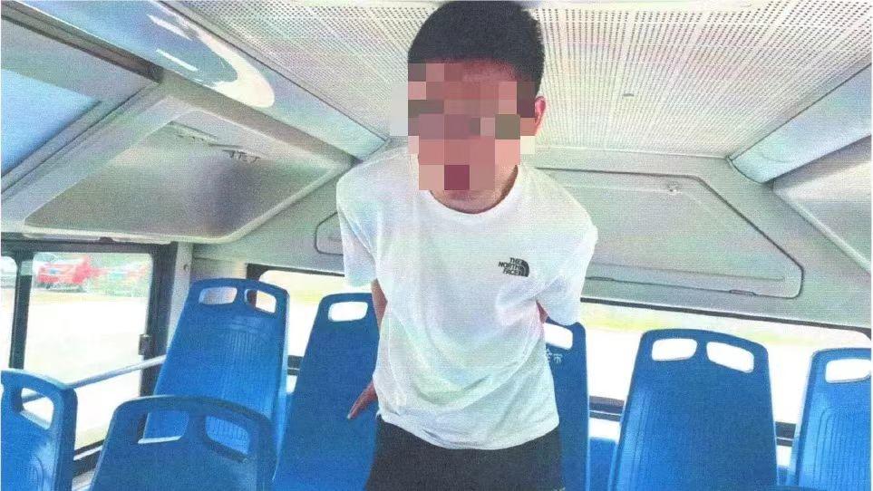 男子公交车上猥亵11岁女生被判1年5个月：自称连续3年考研落榜，压力大追求刺激2