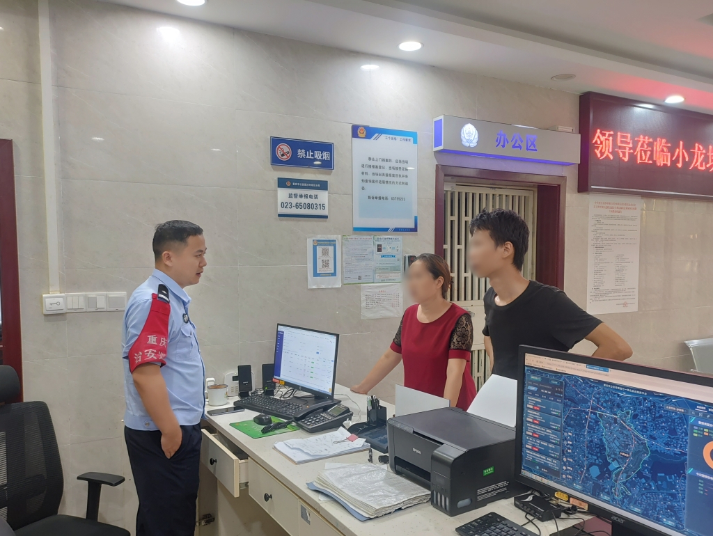 二人在派出所报警。警方供图