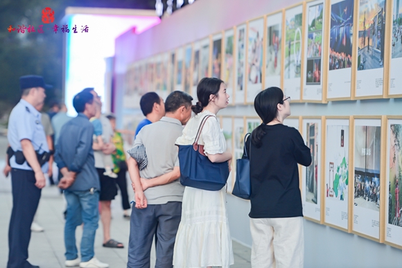 社区生活手机摄影展。重庆市群众艺术馆供图