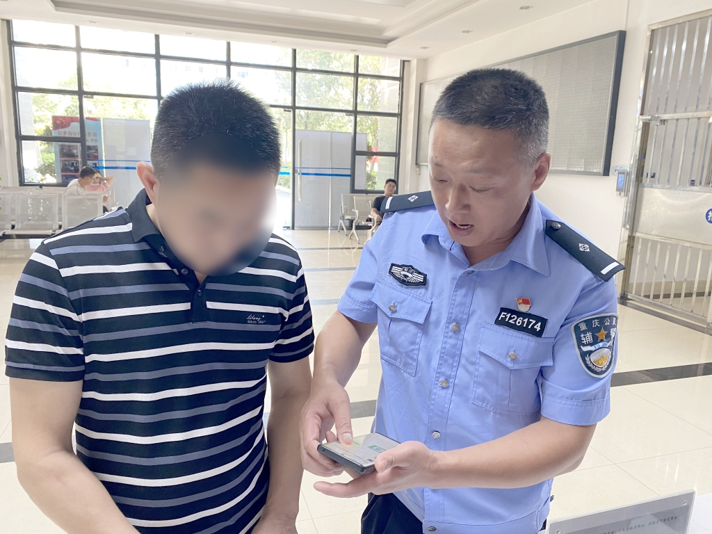 民警对郑先生进行反诈宣传。警方供图