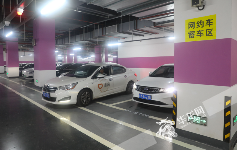 B1 Floor of Chongqingxi Railway Station is used for the available e-hailing taxis.
