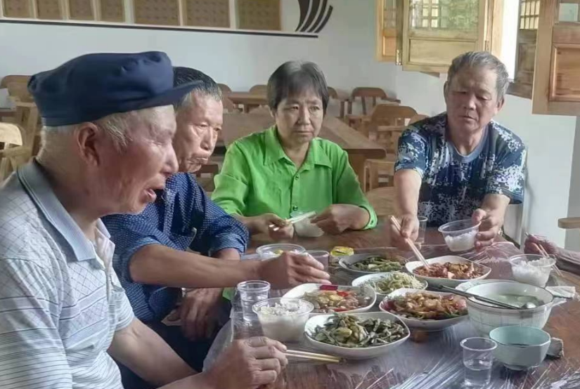 重庆市丰都县栗子乡建龙村开设了老人幸福食堂。受访者供图