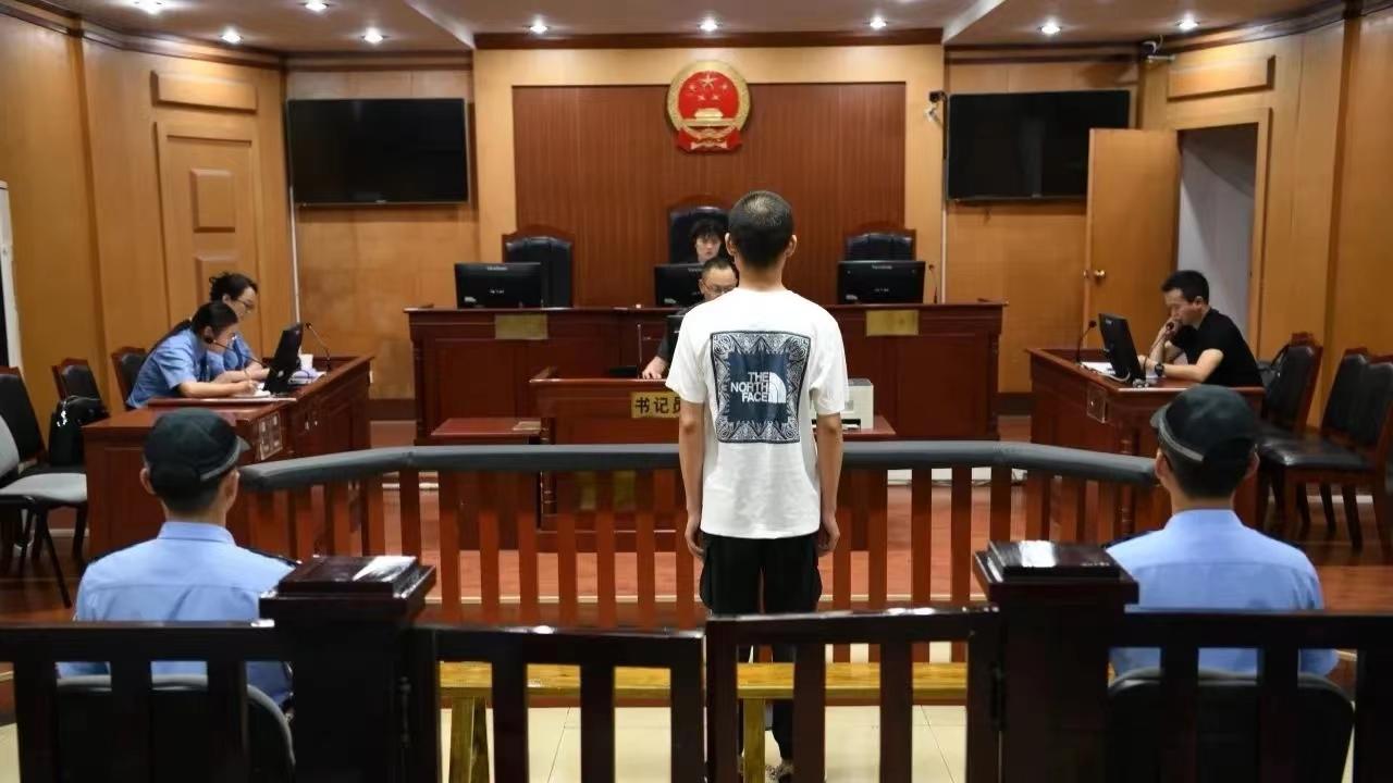 男子公交车上猥亵11岁女生被判1年5个月：自称连续3年考研落榜，压力大追求刺激1