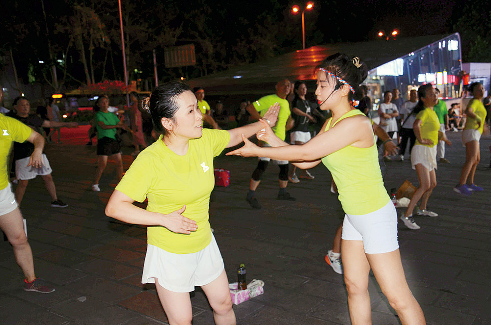 Miss Hong Yan corrects the posture of the dancer
