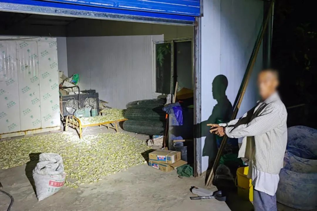 嫌疑人指认现场。警方供图