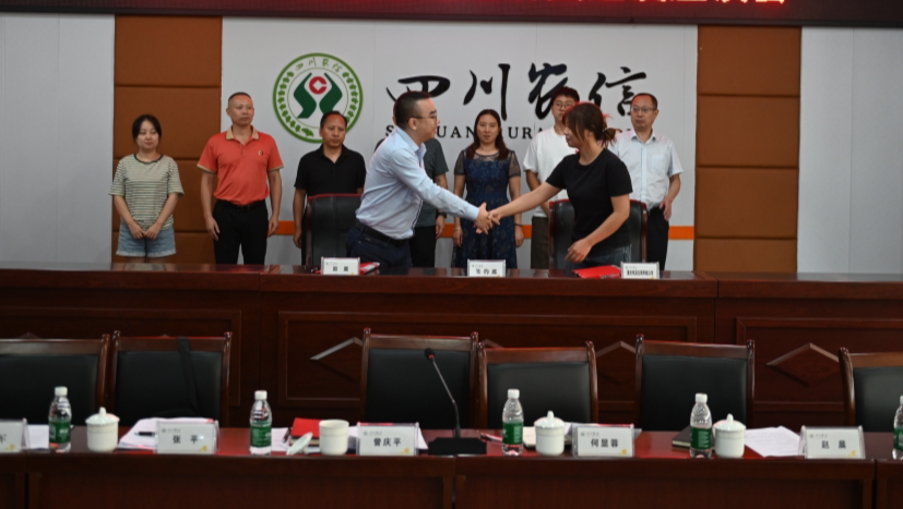 （图2）图为重庆农商行荣昌支行与重庆双昌生猪养殖有限公司签订意向协议