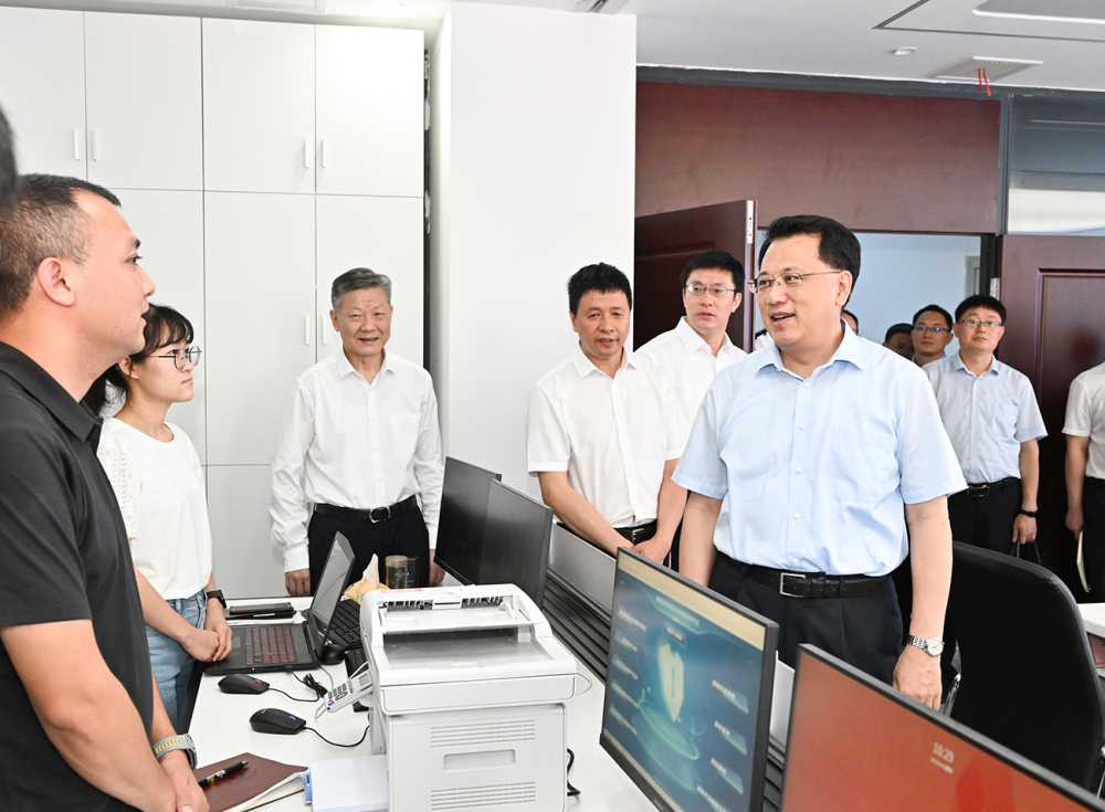 袁家军在六届市委网络安全和信息化委员会第一次会议上强调 深入贯彻习近平总书记关于网络强国的重要思想 奋力推动新重庆网信事业高质量发展 胡衡华出席2