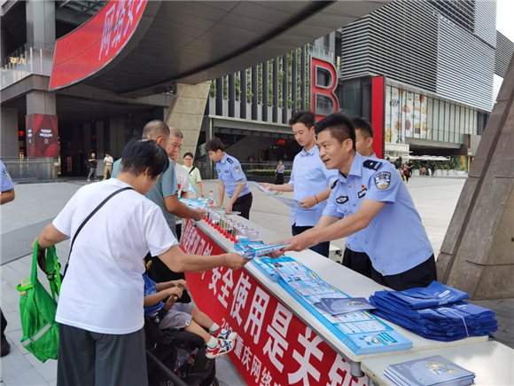 法治主题日活动现场民警向市民群众宣传网络安全知识