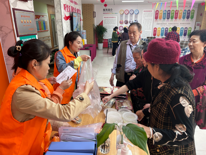 社区老年群体在“助餐点”取餐。记者  袁启芳  摄