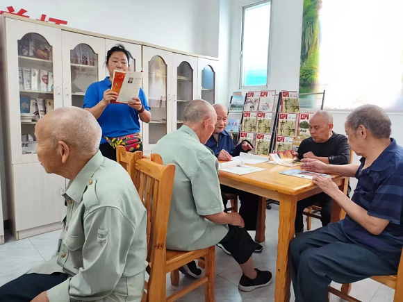 志愿者带领老人参加活动。秀山县民政局供图 华龙网发