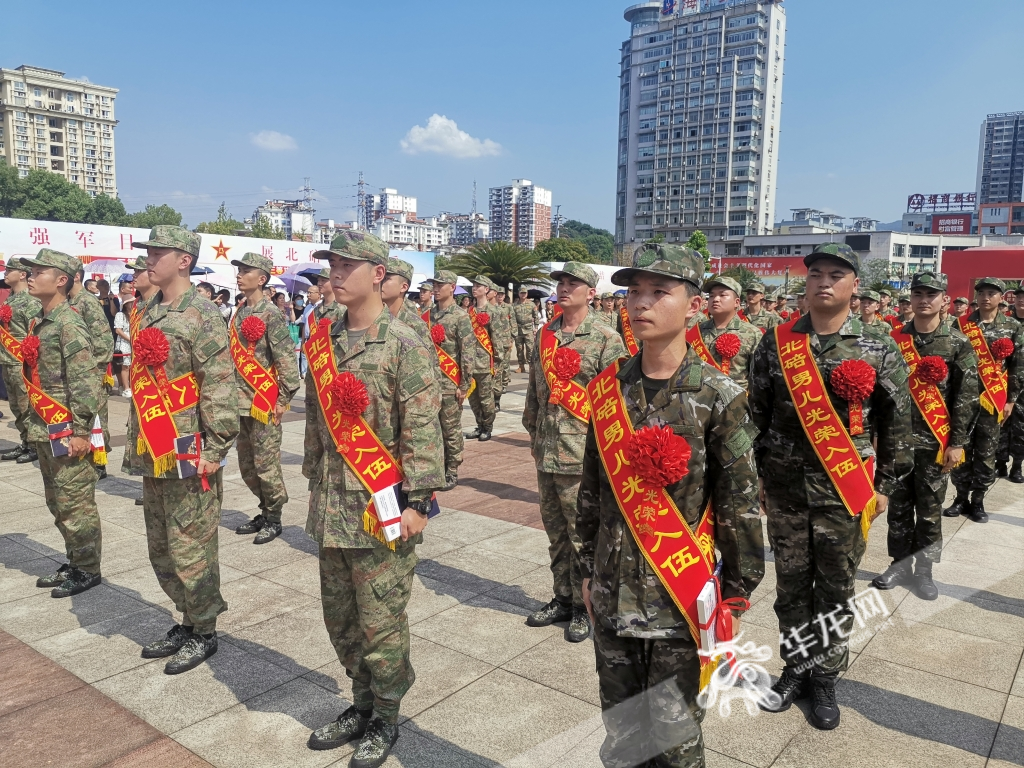 87名新兵身披绶带、胸戴红花，整齐列队，告别亲人和家乡。华龙网记者 伊永军 摄