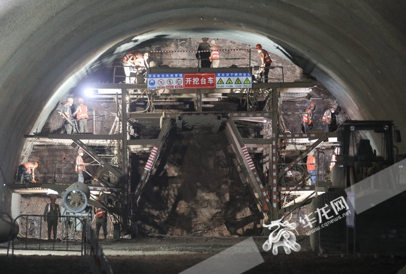 01，工人们正在张家山隧道进行开挖作业。华龙网记者 张质 摄