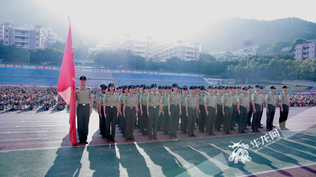 在开学典礼结束后，2023级本科新生也正式开启大学的军训生活，图为军训承训部队官兵。华龙网记者陈洋摄