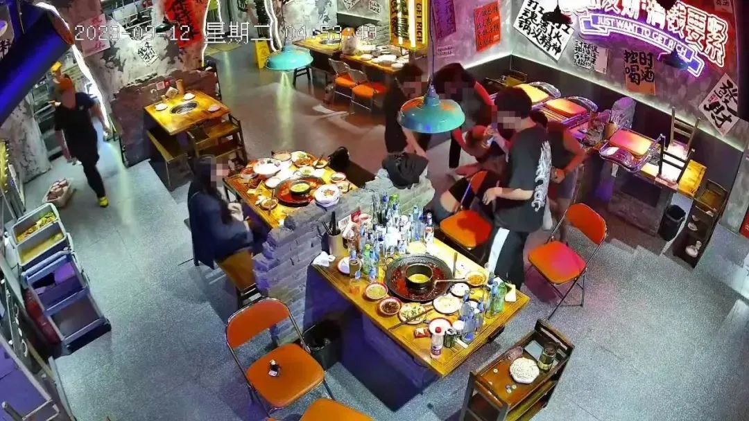 男子餐厅强行买单搭讪，失败后殴打女子！最新情况→2