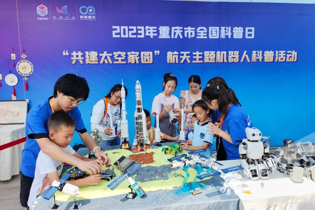 小朋友在萝卜村机器人教育体验中心展台体验航天模型。华龙网记者 石涛 摄