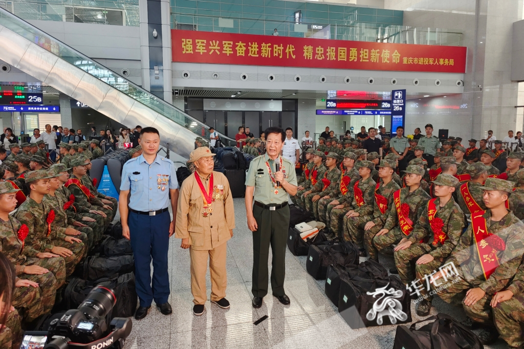 9月16日，三位功臣模范代表在重庆北站为300余名入伍新兵送行并寄语。华龙网记者 石涛 摄