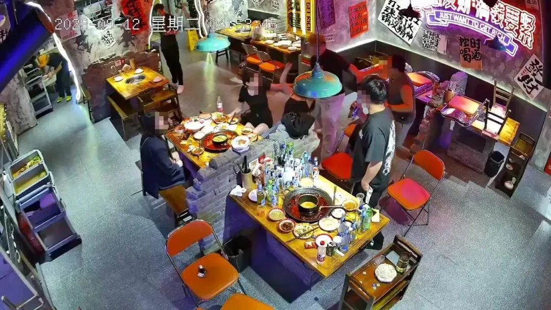 男子餐厅强行买单搭讪，失败后殴打女子！最新情况→1