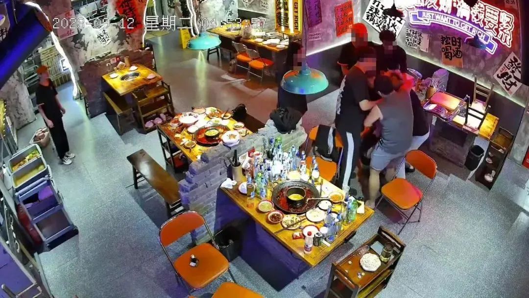 男子餐厅强行买单搭讪，失败后殴打女子！最新情况→3