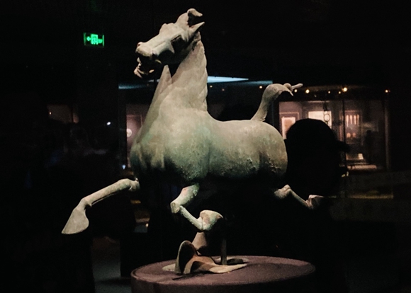 甘肃博物馆展出的中国旅游标志原型铜奔马。记者 赵欣 摄