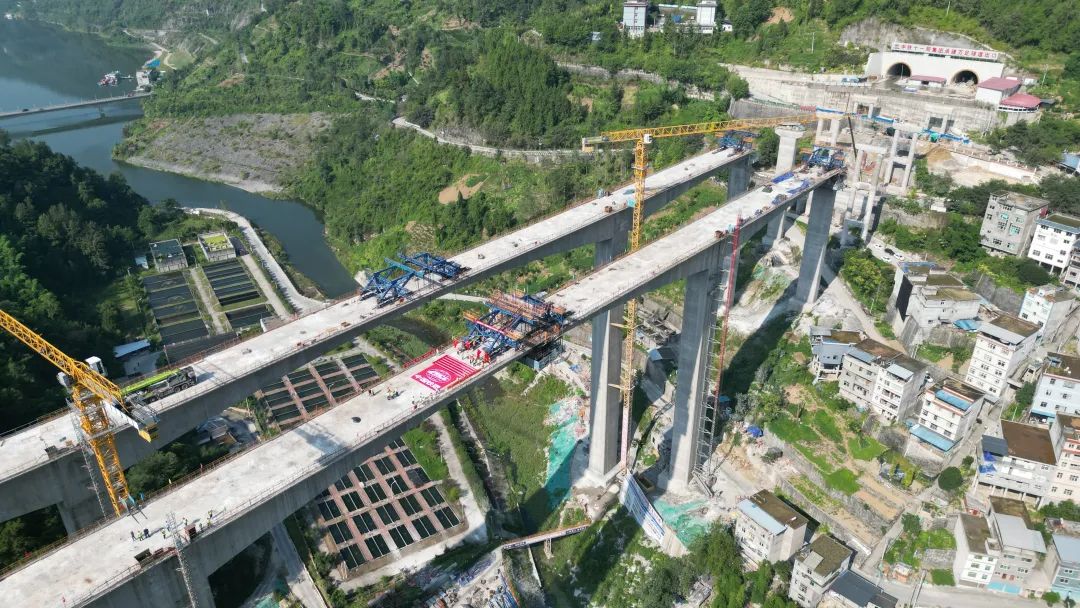 重庆东站、渝湘复线高速、璧铜线、渝湘高铁……重庆多个市级重点交通项目迎来新进展，快来看！3