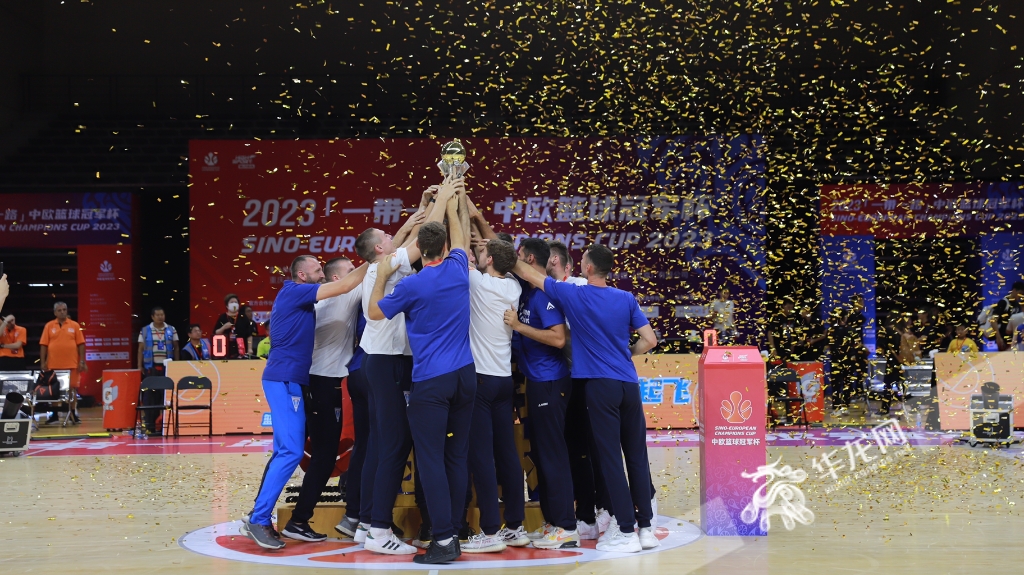 塞尔维亚兹拉蒂博尔篮球俱乐部夺得本届赛事冠军。华龙网记者 陈毅 摄