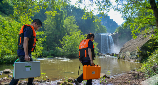 工作人员对河流断面水质进行实时监测。万州区融媒体中心供图