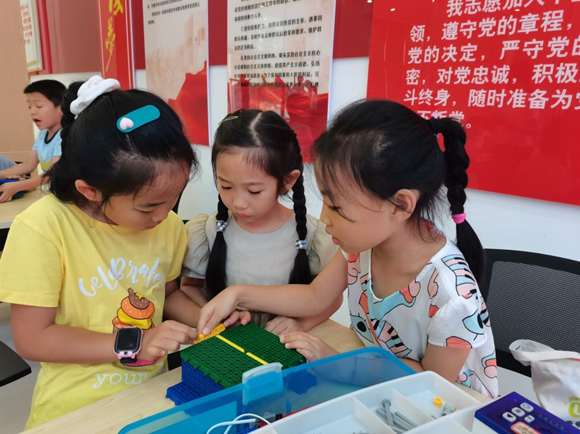 活动现场，小朋友们按照老师讲解的步骤进行组装。江北城街道供图  华龙网发