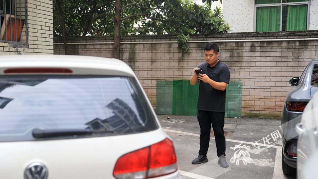 社区网格长通过‘五长通’APP上报发现的停车秩序问题。华龙网记者 陈毅 摄