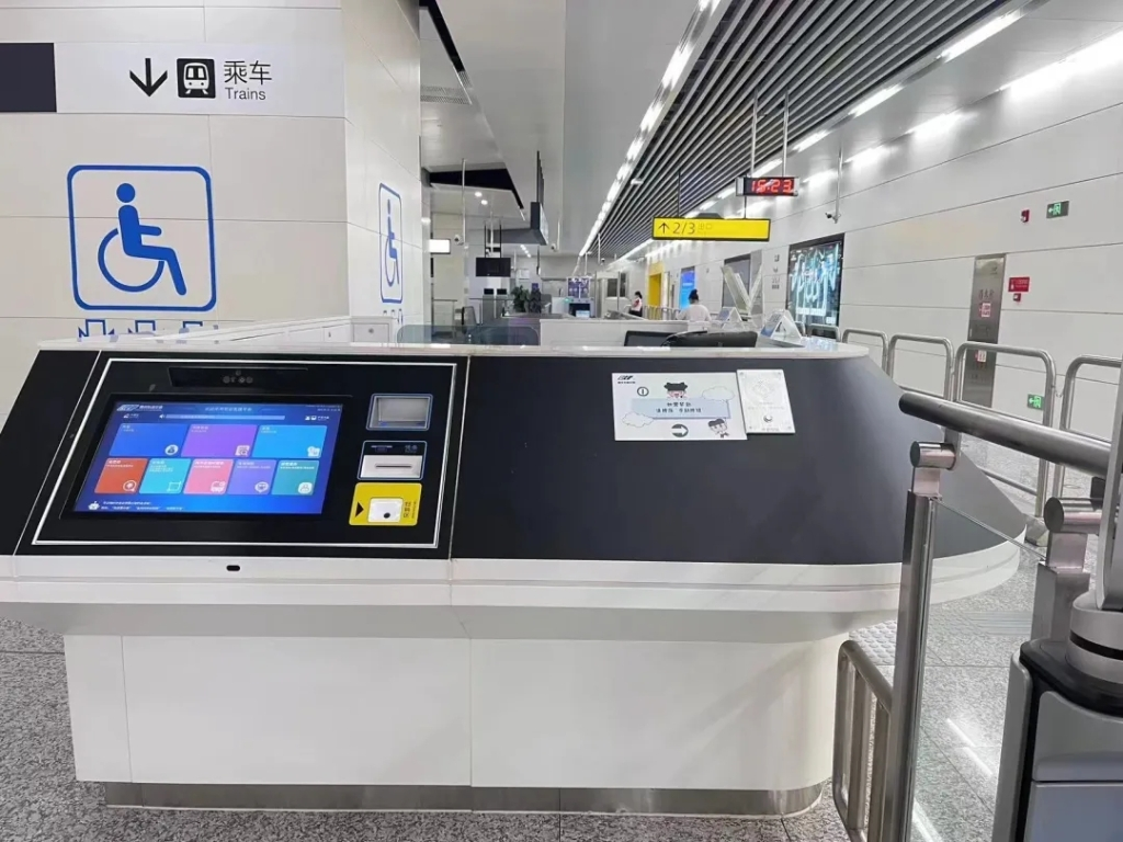 The buttons set at the station manual ticket booth/smart service center. (Photo provided by Chongqing Rail Transit Group)