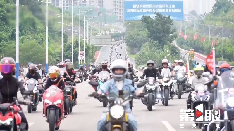 重庆第1眼丨 “重庆造”摩托车 十字路口的转向6