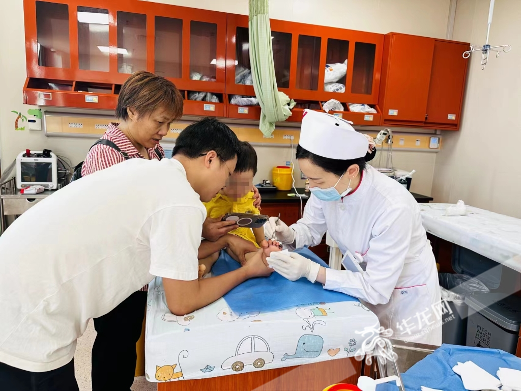 01 重医儿童医院骨科，陈香正在给患儿处理伤口。