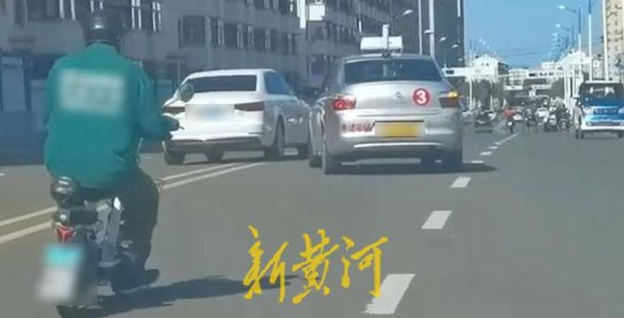 黑龙江一驾校学员称遭考场安全员故意别车致挂科，考场回应：系诽谤已报警2