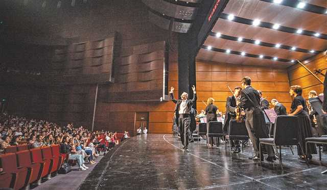 Tchaikovsky Symphony Orchestra gives a concert at Chongqing Grand Theater on September 17, drawing bursts of applause from the audience. (Photographed by Zheng Yu / Visual Chongqing)