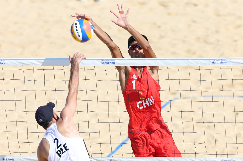 首战告捷！杭州亚运会男子沙滩排球预赛 中国队战胜对手2