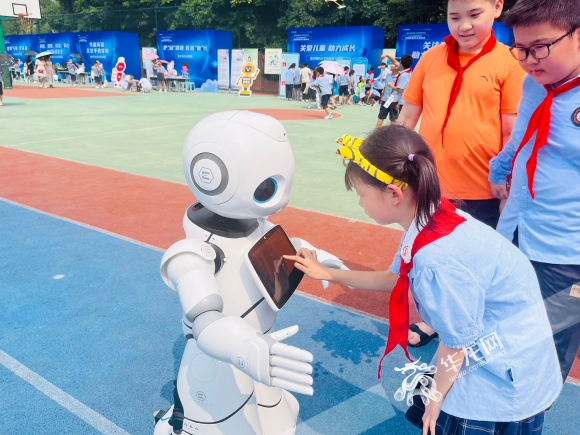 小朋友在科技前沿展区与机器人互动。华龙网记者 李黎 摄