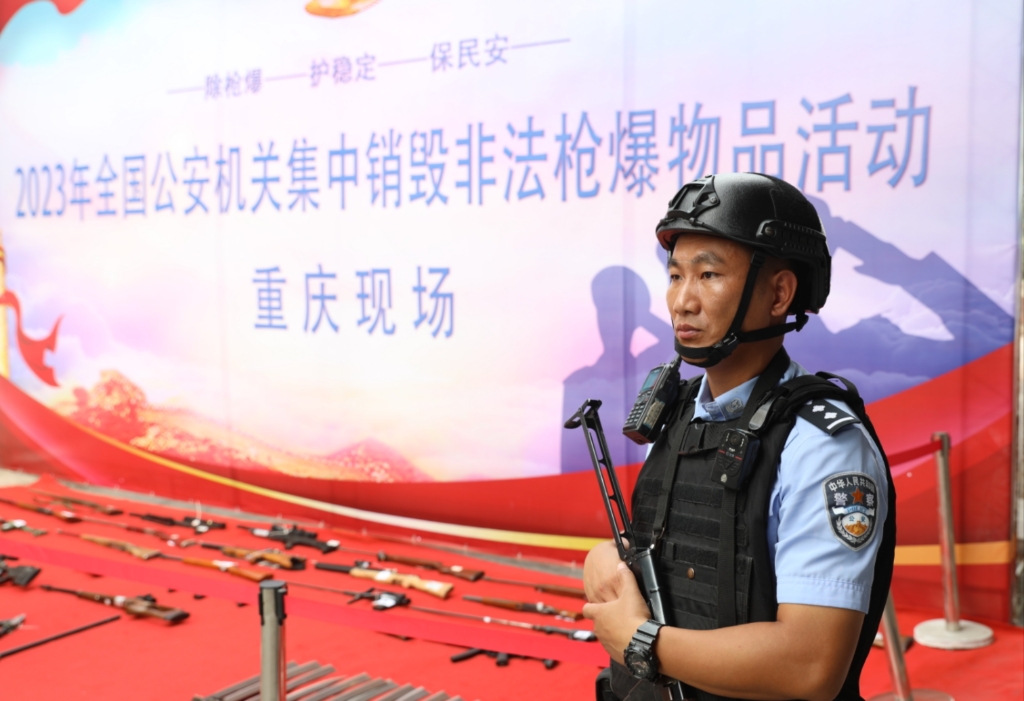 重庆警方集中销毁2965支非法枪支和6258把管制刀具。警方供图